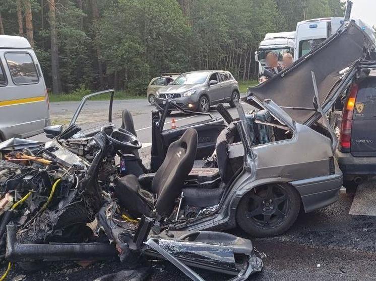 В Богородском округе столкнулись грузовик и легковушка