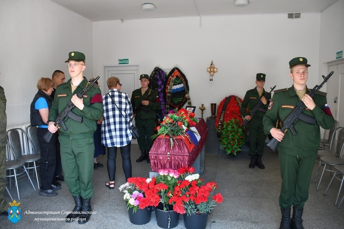 Невосполнимая потеря: Погибшего бойца СВО проводили в последний путь в  Карелии - МК Карелия