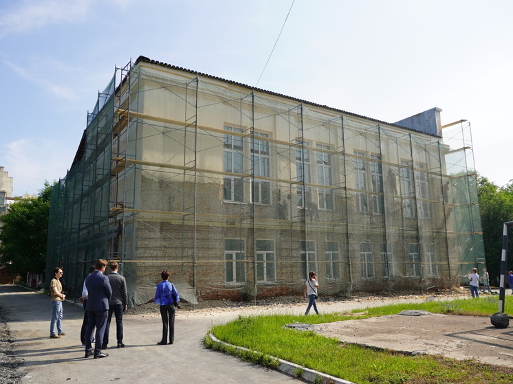 «Единая Россия» проверила ход ремонтных работ в школе № 53 Челябинска