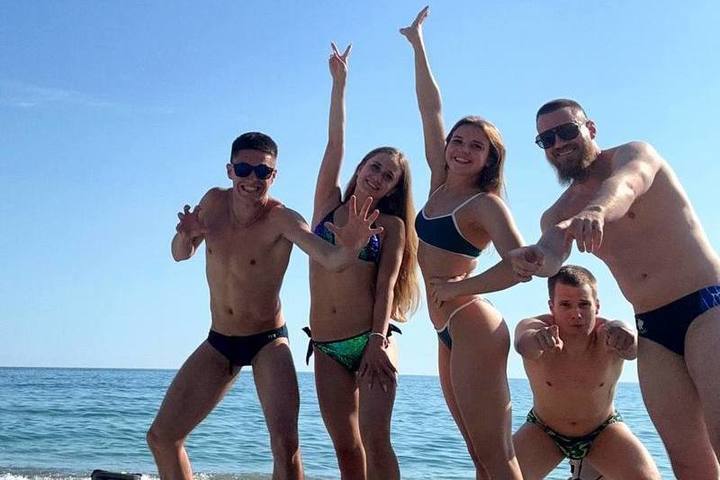 Кто-то чиллит на море, а кто-то работает.