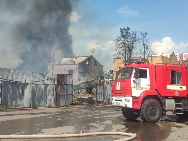 В результате пожара сгорели 2 дома, пострадал фасад магазина