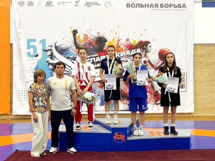 Две спортсменки из Чувашии стали призерами в борьбе на Спартакиаде учащихся