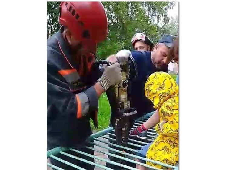 В Ярославле ребенка пришлось вызволять из металлоконструкции