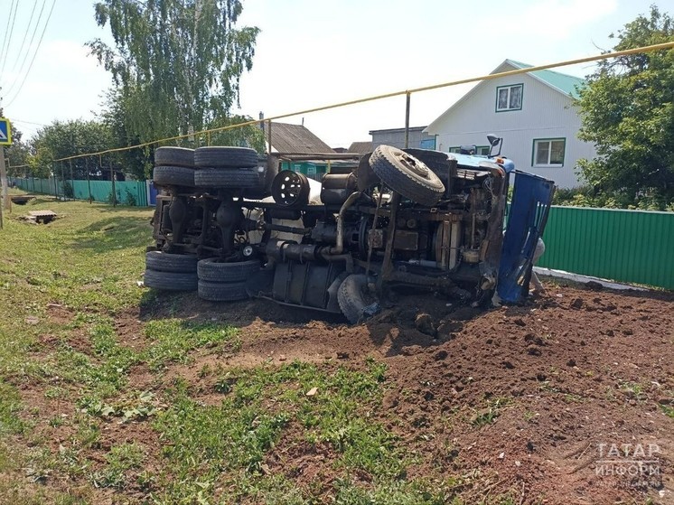 Водитель КамАЗа получил травмы в аварии на дороге в Татарстане