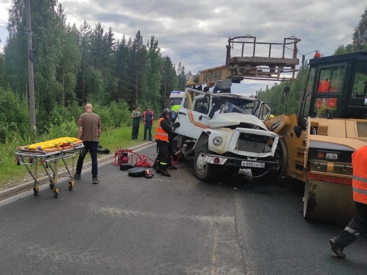 Каток зажал водителя грузовика в кабине на шоссе в Карелии