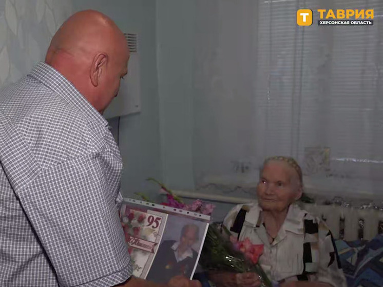 Алешкинская администрация поздравила пожилую жительницу Брилёвки с юбилеем