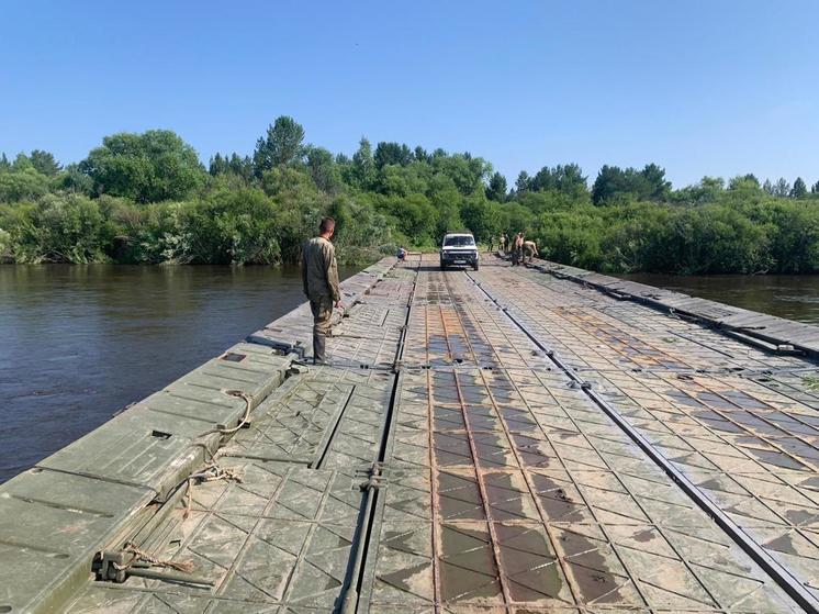 Военные установили понтонный мост на месте разрушенного в районе Забайкалья