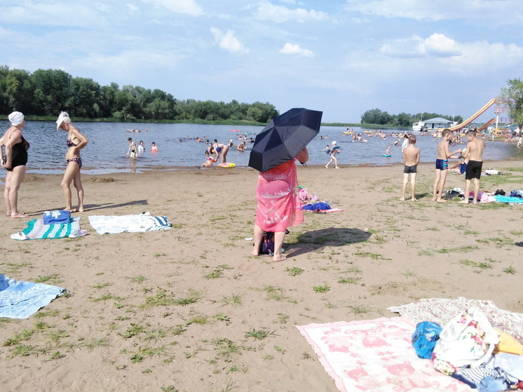 На полностью бесплатном энгельсском пляже грязно и нет зонтиков