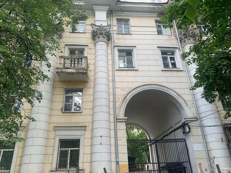 В Ярославле скоро завершат ремонт кровли дома на проспекте Ленина