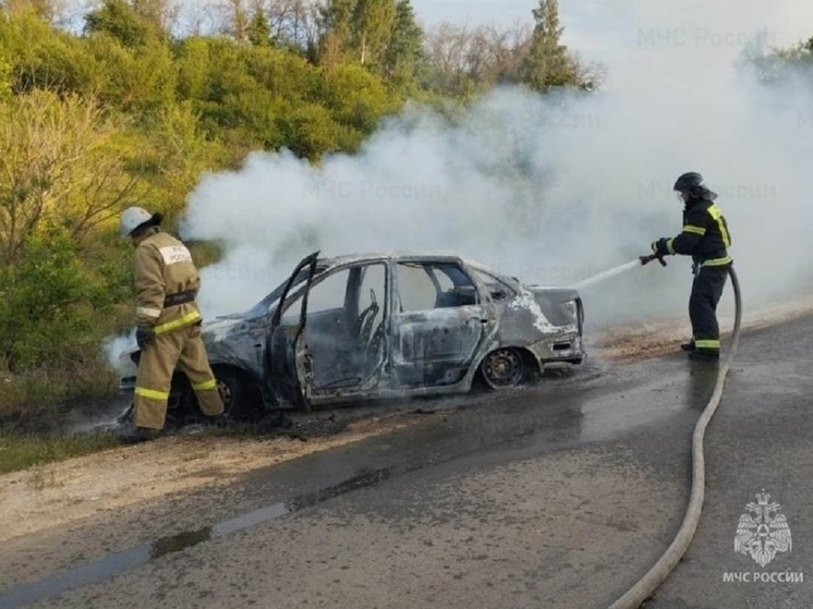 На орловской трассе на ходу загорелась машина