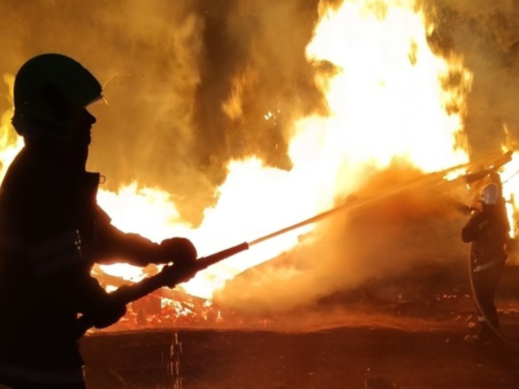 Хозпостройки полыхали глубокой ночью в Карелии