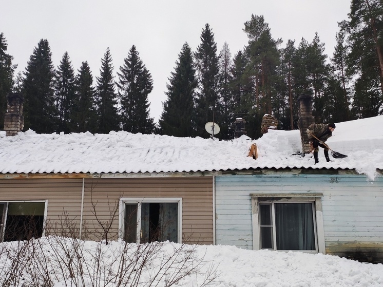 История дома в Карелии, где крыша упала под снегом, обрастает странными деталями