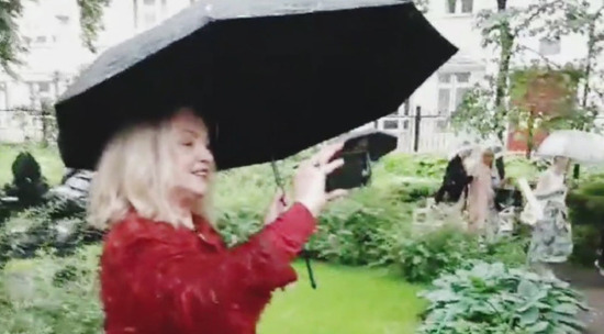 Марина Яковлева провела несколько часов на модном показе под дождём: видео 