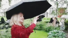 Марина Яковлева провела несколько часов на модном показе под дождём: видео 