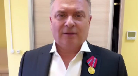 На 80-летии Брянской области певцу Александру Добронравову вручили медаль: видео