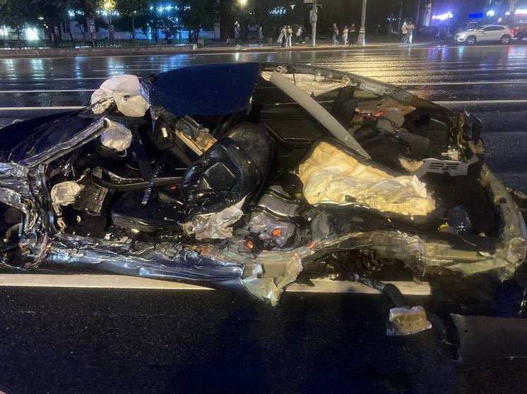 На Кутузовском проспекте в страшной аварии погиб водитель Tesla