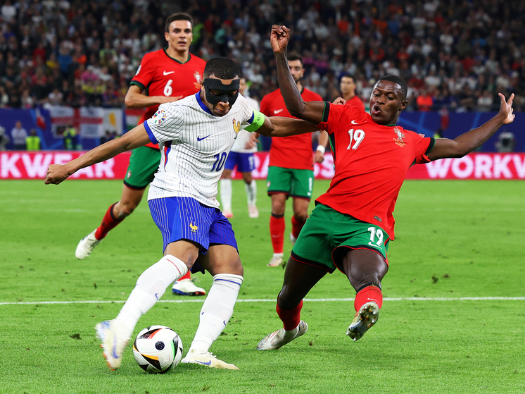Португальцы играют с французами во втором четвертьфинале Евро-2024. Этот чемпионат Европы, скорее всего, станет последним в карьере Криштиану Роналду – мотивация у португальцев должна быть запредельной. "МК-Спорт" ведёт текстовую онлайн-трансляцию матча.