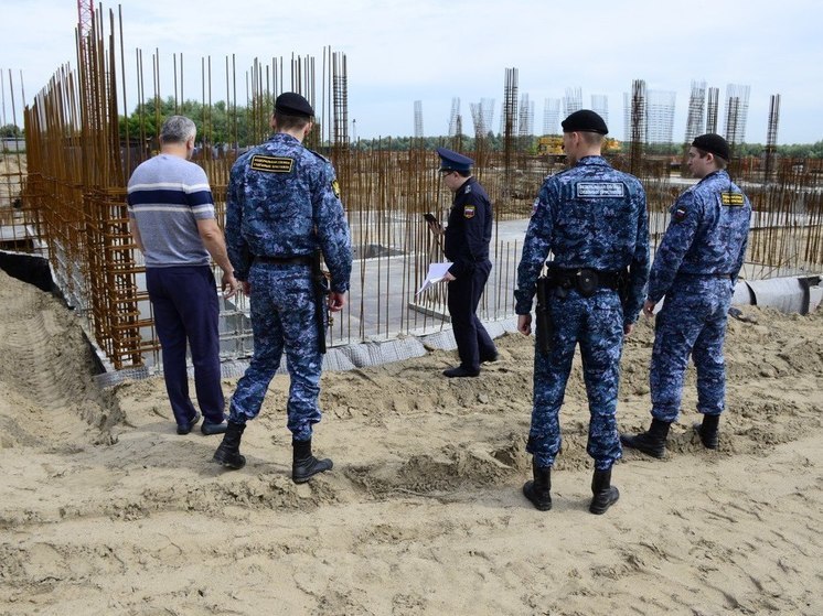 В Омске со скандальной стройки в Нефтяниках вывезли технику