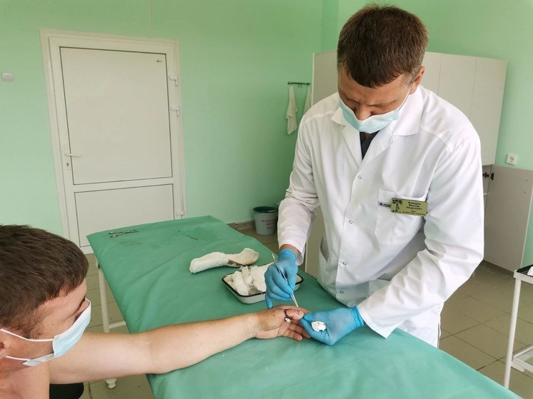 Пензенские врачи вернули мужчине отрезанный болгаркой палец