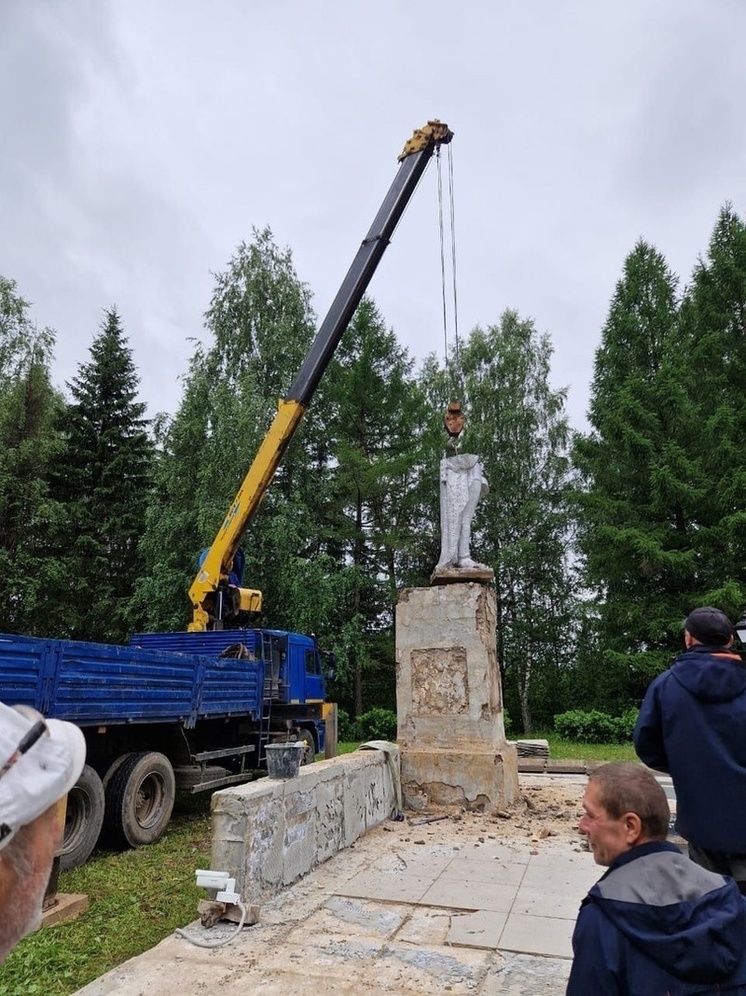 В Устьянах реконструируют памятник