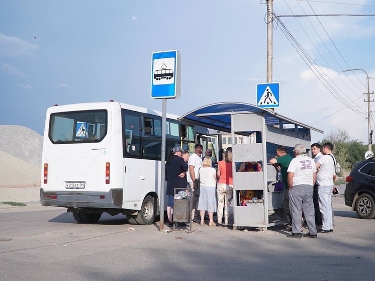 Саратовские автобусы из-за жары ездят с открытой дверью