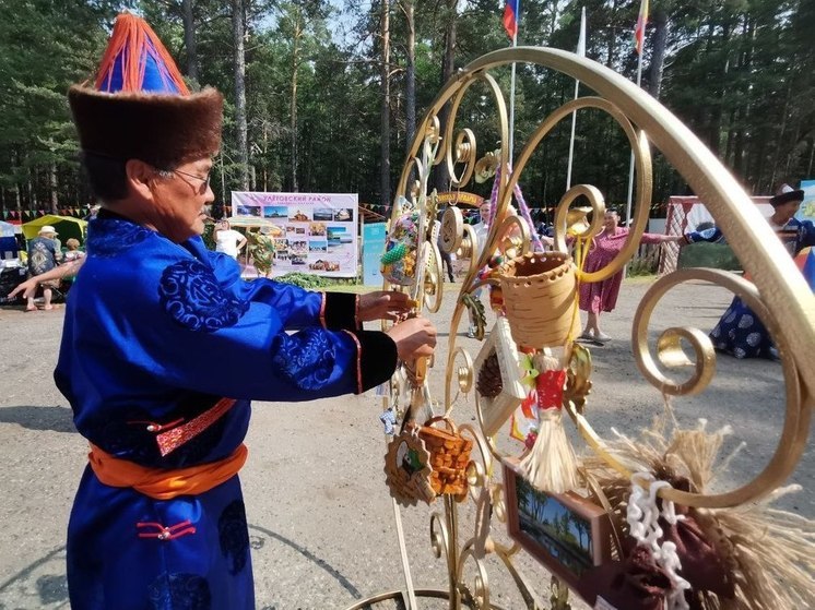 «Мастеровое дерево» с подарками открыли на фестивале у озера Арей в Забайкалье