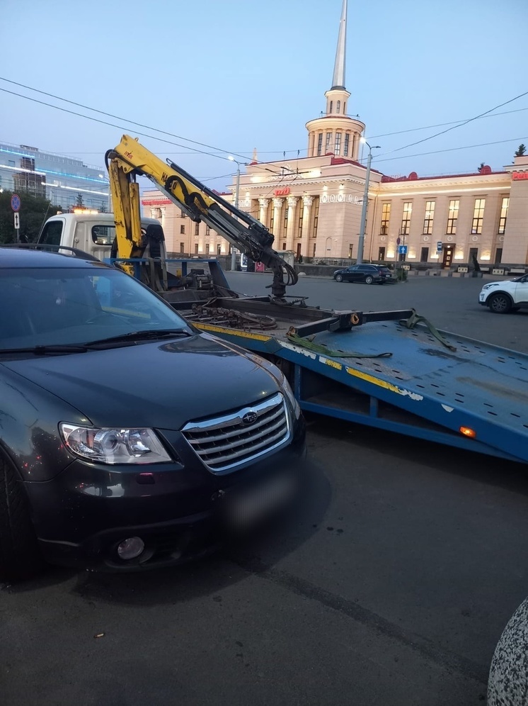 Машины любителей парковаться в запретных местах Петрозаводска везут на штрафстоянку