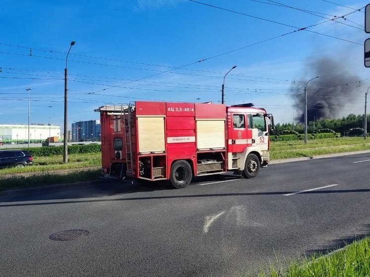 Четыре пожарные машины тушили горящий на ЗСД песковоз