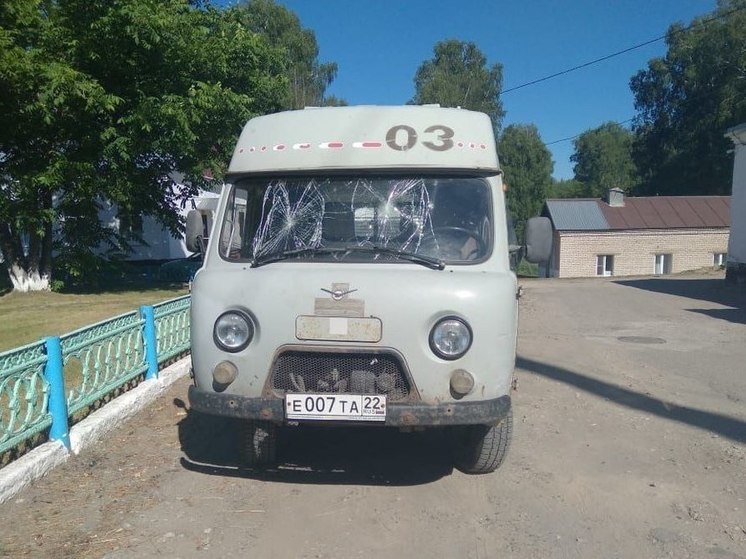 В Алтайском крае пьяный мужчина напал на фельдшера и разбил машину неотложки