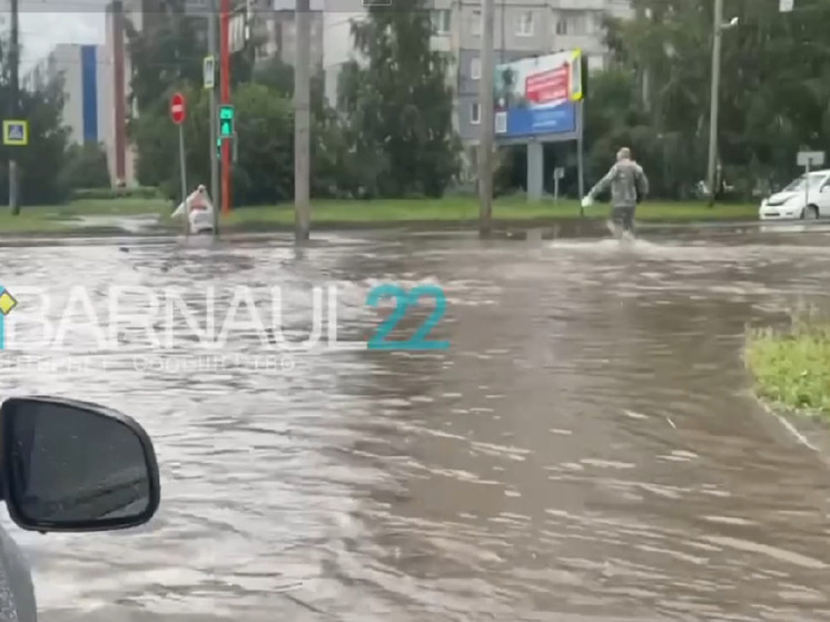 Мощный ливень с градом обрушился на Барнаул в День Ивана Купалы