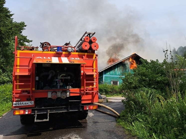 Заброшенное здание воинской части полыхает в Сортавале