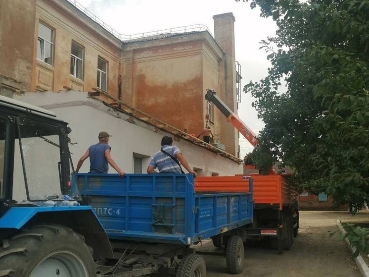 Шефы из Пензы восстанавливают крышу спортзала в Пологах Запорожской области