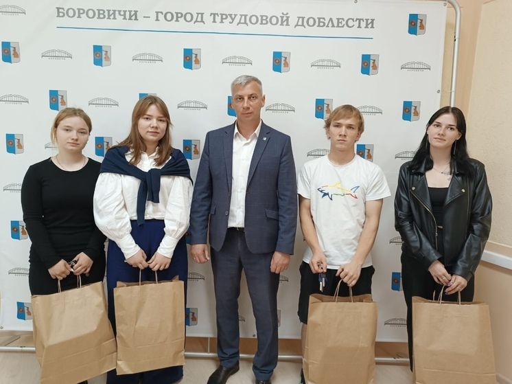 Глава Боровичского района вручил ключи от квартир детям-сиротам