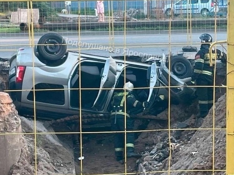 В Ярославле автомобиль упал в раскопанную теплотрассу
