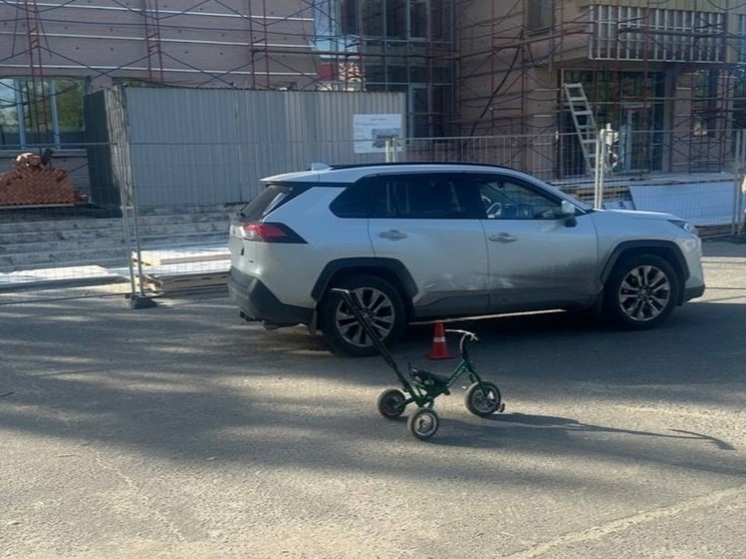 В Ноябрьске ребенок выкатил брата на велосипеде под колеса авто