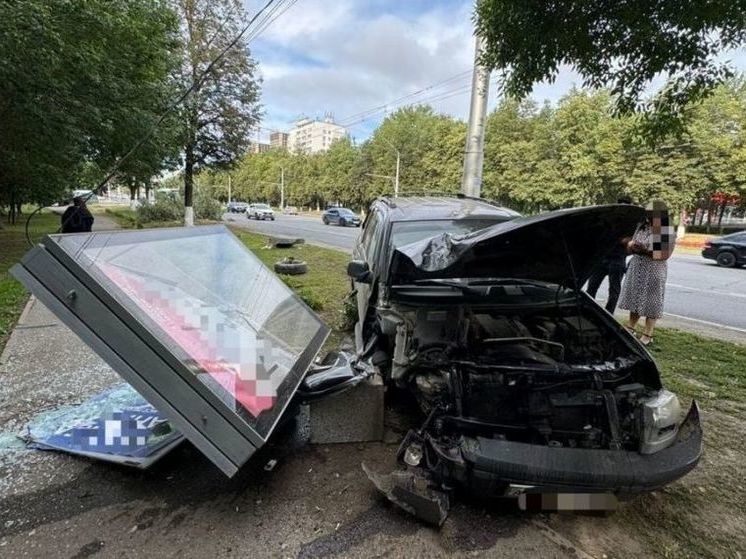 В Уфе водитель врезался в дерево и снес рекламный щит