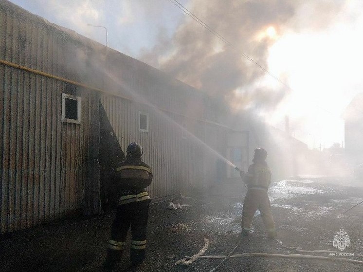 В Челябинске тушили загоревшийся цех по производству пластиковых окон