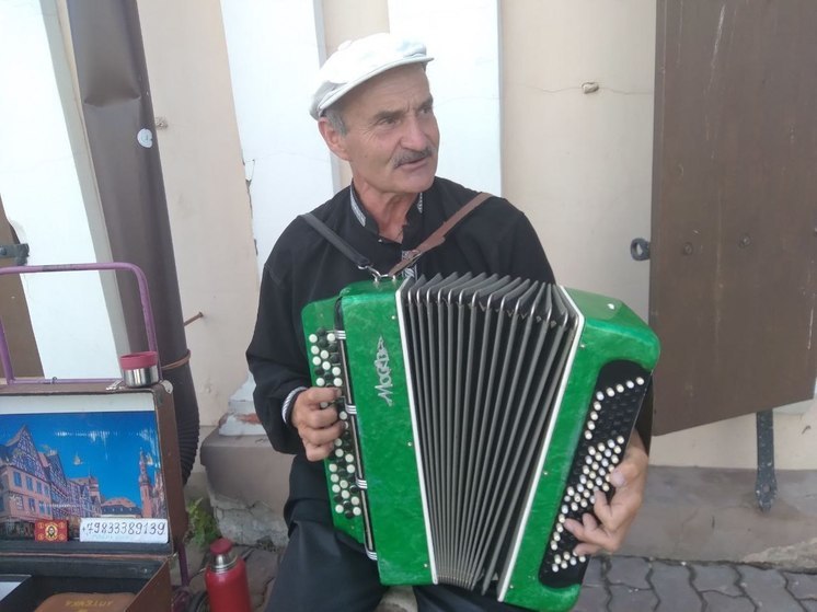 В Улан-Удэ на Арбате с Днем семьи поздравляет баянист