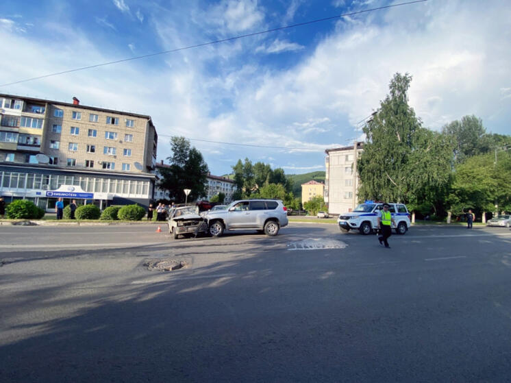На Алтае пожилой водитель «Оки» попал в больницу после ДТП с внедорожником