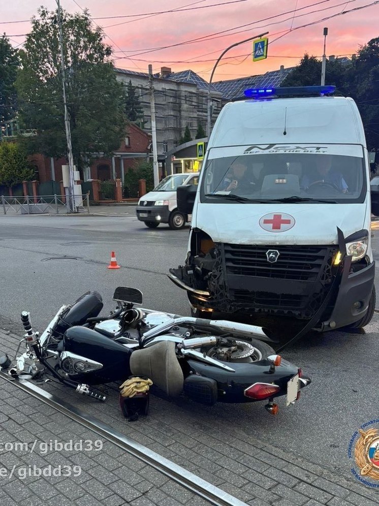 В центре Калининграда столкнулись мотоциклист и машина скорой помощи