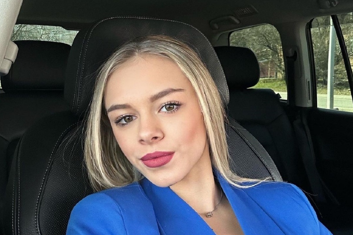 Гимнастка сфотографировалась в бассейне