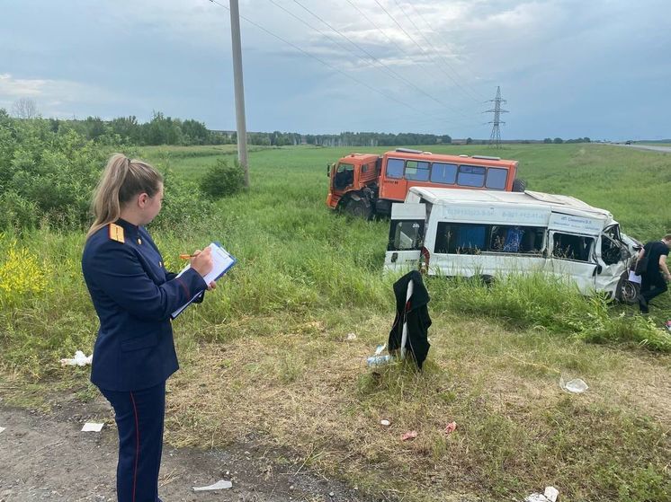 Автобус врезался в КАМАЗ в Назаровском районе Красноярского края