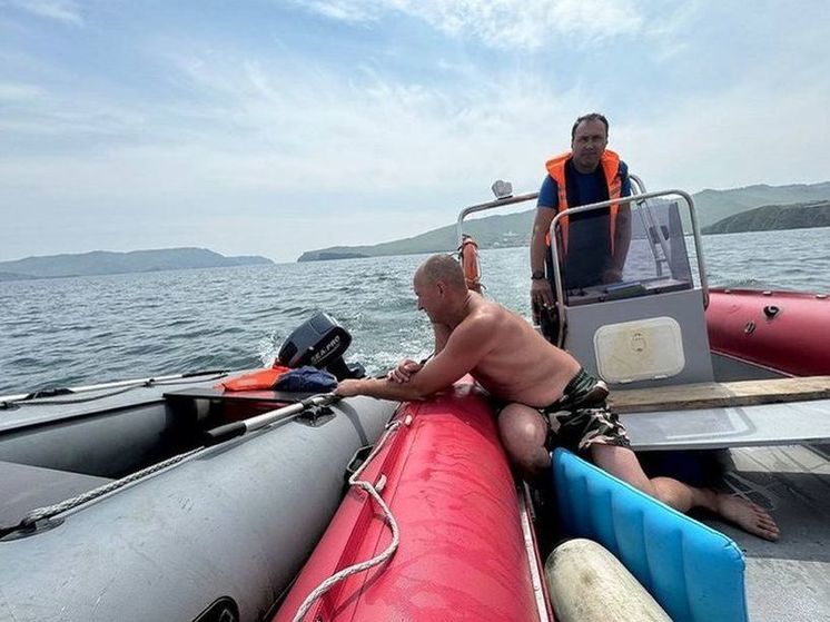 Спасатели БПСО спасли на Байкале мужчину, догонявшего лодку на надувной подушке