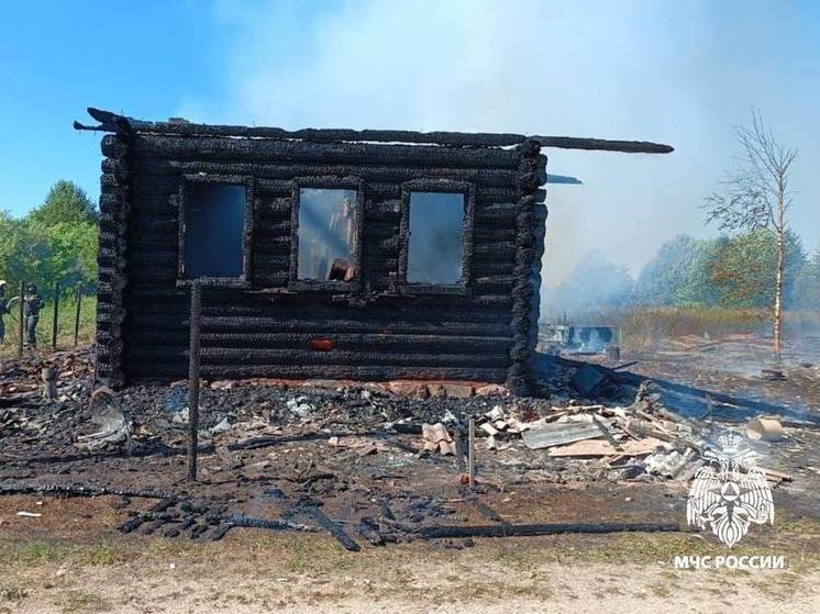 В Тверской области загорелся жилой дом с двумя постройками