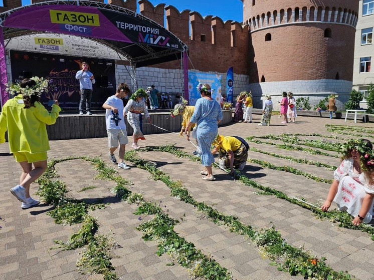 Венок из цветов длиной 265 м сплели в Туле