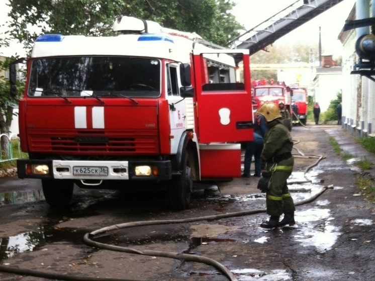 В Воронеже огонь с автомобиля перекинулся на двухэтажку