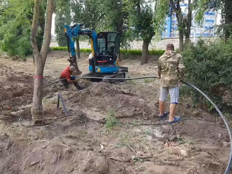 В волгоградском горсаду монтируют поливочный водопровод