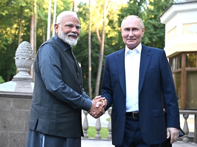 Путин прокатил Моди на гольф-каре: видео