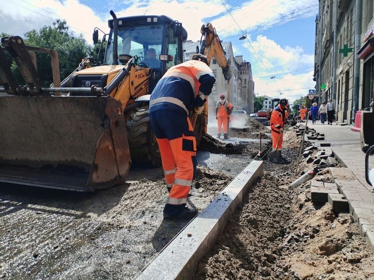 Движение транспорта ограничили в трех районах Петербурга