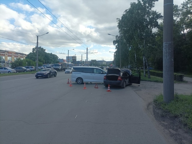 Три человека пострадали в ДТП на Космическом проспекте в Омске